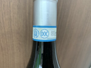 イタリアのDOCワインであることを示す帯